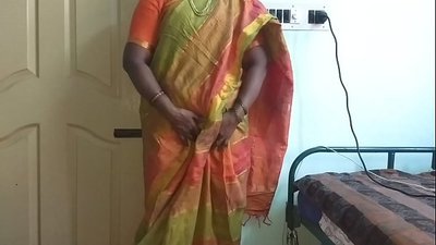 Indian desi maid para mostrar as suas mamas naturais ao dono da casa